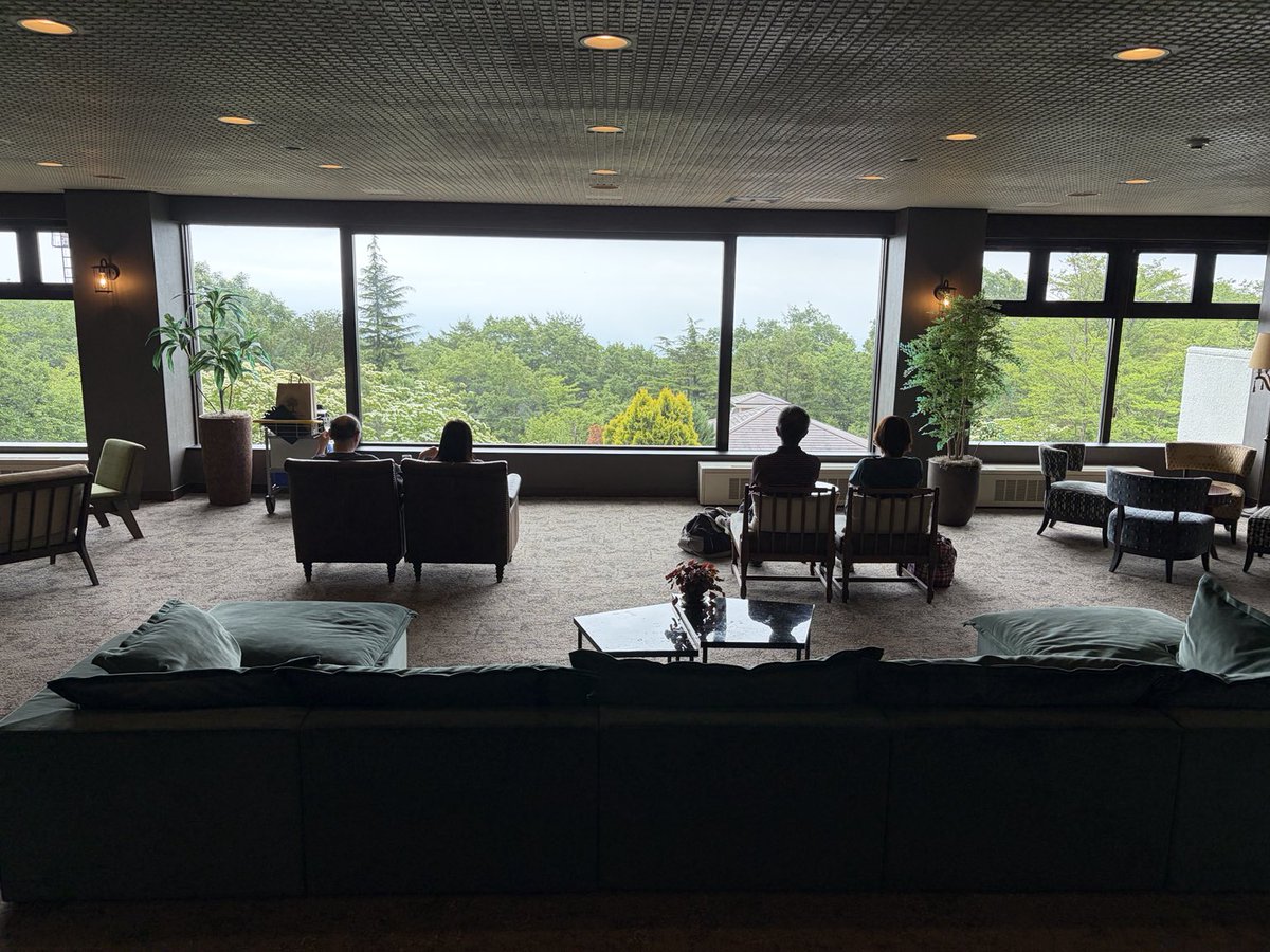 tadanowanwan's tweet photo. 那須湯本で、鹿の湯掛け流しの露天風呂があるホテルに投宿。
ウェルカムドリンクにワインなどもいただける。
元は高級ホテルだったのだろう、館内の余裕と眺めがいい。
今は一人一室9000円台から泊まれる。 https://t.co/LHBTHzCeQ1