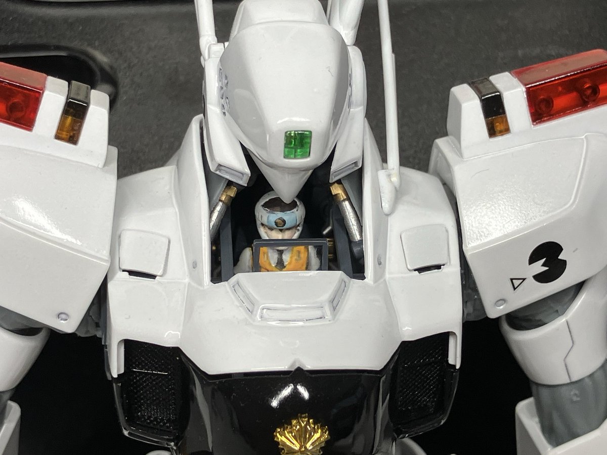 pixelslexiq's tweet photo. RGイングラムが出たみたいなので、
随分と昔に作った、1/35 MGイングラム
3号機を出してきた。

ABS製のフレームは固着して、
無理に動かずと壊れそうだけど、
リボルバーカノンの連動ギミックは
何とか生きてた��
腕が��びるギミックは死んでた。

このキットって2001年位だよな。
もう25年も前か。 https://t.co/KcIsBIOkhS
