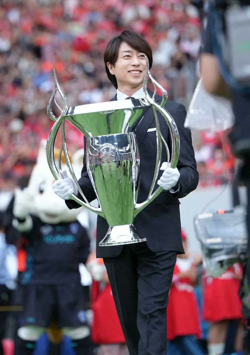 sponichi_r's tweet photo. 👑リーグワン決勝👑
櫻井翔のサプライズ登場に国立騒然！
優勝トロフィーを持って場内に

https://t.co/joJE2AzRYW
⏫️記事全文はこちらから https://t.co/UgYH92vy1m