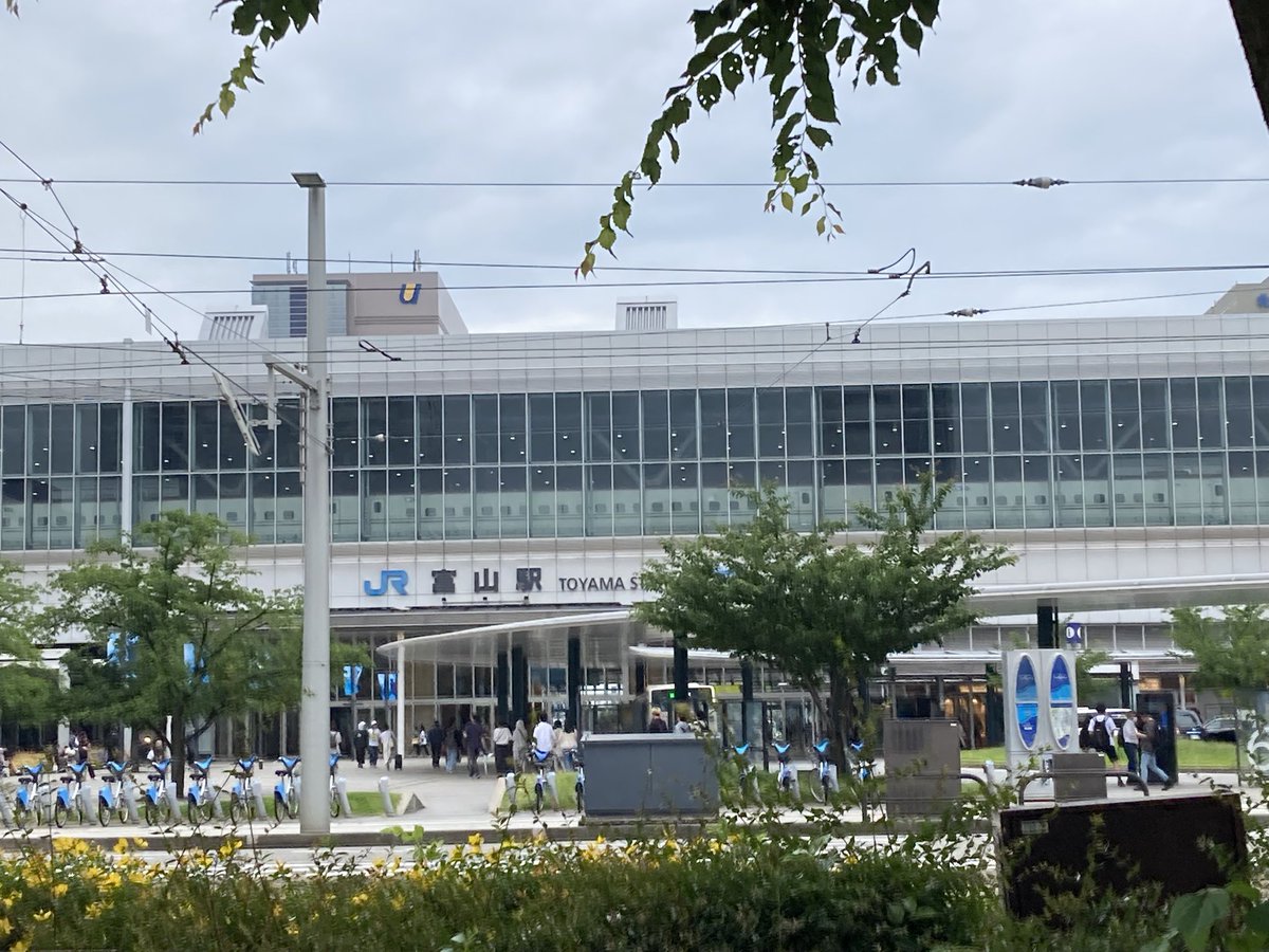 chignon87's tweet photo. 今日は富山に来ています。

行ってみたかったガラス美術館、良かったわー図書館も素晴らしい👍🏼一見の価値あり✨✨

さて夕飯は、私は富山ブラックラーメンが食べたいが、旦那は海鮮丼と、、どうすっかな〜😆

#TOYAMAきらり https://t.co/lntRDpyFBU