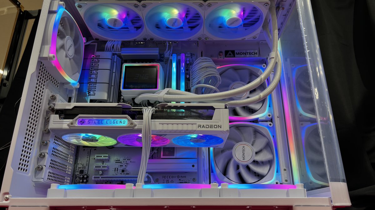 dospara_szo's tweet photo. ☆お客様ご依頼のPCが完成しました☆
CPU #AMD Ryzen 7 7700
GPU #ASRock RX9060XT Steel Legend 8G
ケース #MONTECH KING 95 PRO WH
白ケースに光るファンを搭載して色鮮やかになりました
ドスパラでは自作パソコン #組立代行 を承っております🛠️
ぜひお気軽にご相談ください
#ドスパラスタッフ https://t.co/VJfZcWdAF8