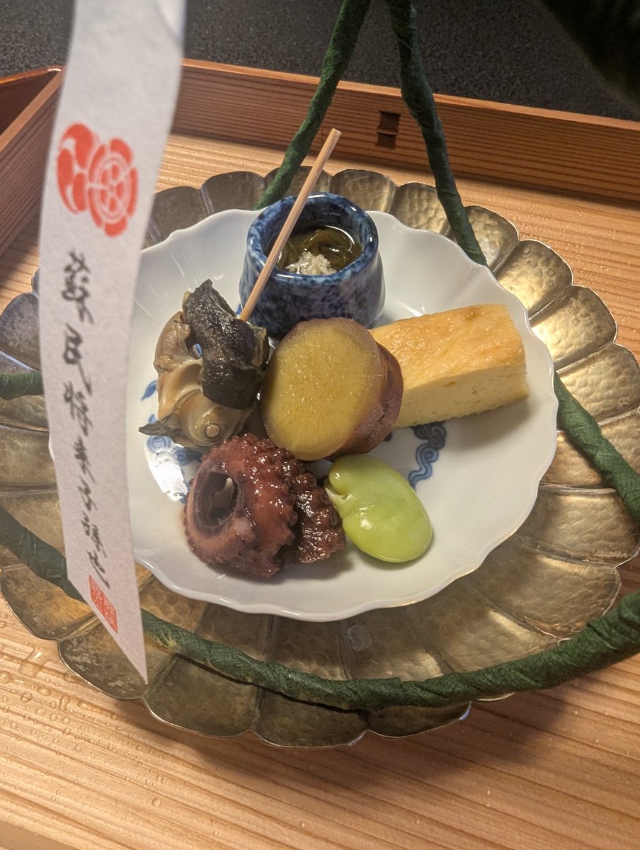 kapi2019SFC's tweet photo. お昼はミシュラン和食🦔🐣🤗
オバマさん飲んだお酒🍶
サクラ🌸型金箔が入ってるので最後のお楽しみですね♪と言われていたのに忘れてて、飲み干してからあれ！？サクラ🌸は！？と焦るかぴばら🥹
#田舎にももあるミシュラン★
#田舎暮らし
#俺の飯通信 https://t.co/xVSbziom6a