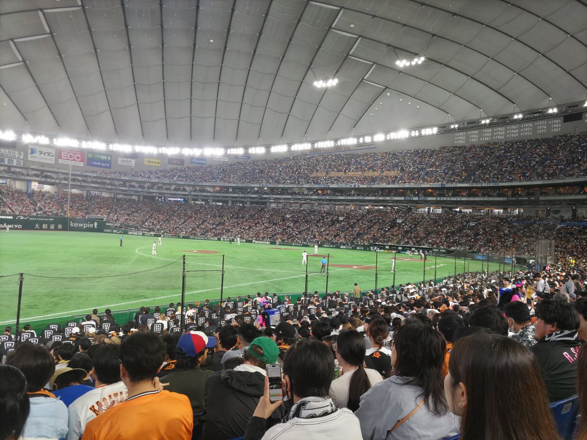 MrJ1980's tweet photo. プロ野球観戦⚾️
やっぱり生は最高だー

応援団の方々
見てるのも楽しい（笑）

あとビールの売り子
人気商売なんだと実感
売れっ子は凄まじい😳
🍜と同じだ（笑） https://t.co/PmupSPwoTy