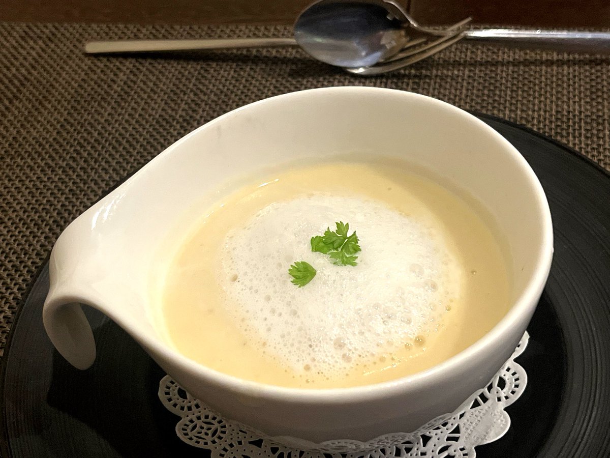 onyasu0912's tweet photo. 久々のフレンチでランチ🍽🫶🏻
なんにも言ってないのにプーさん描いてくれてた!!!!勝手に誕生日気分🥳ww
シェフさんありがとう✨🙏 https://t.co/8Q9gP0ostd
