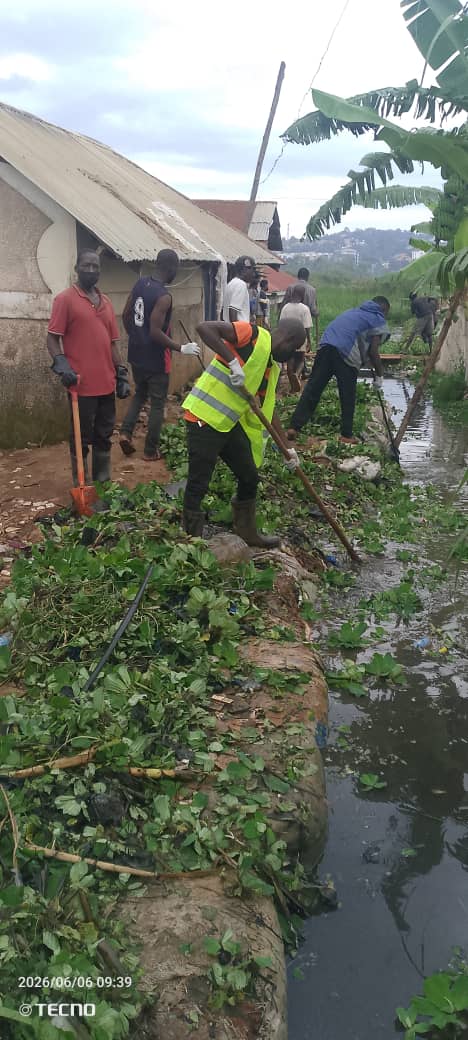 Sande13Andrew's tweet photo. Impact focus  
Phase 1 ✅ Phase 2 needs YOU.  
Emergency cleanup done in our community led by climate activist Andrew Sande  supported by Hidden Plastic&amp;goodhearted volunteers.  
Result: less flood risk, fewer health hazards, better mental health.  https://t.co/j6s6tB6kEH https://t.co/pW9OTFFoLL