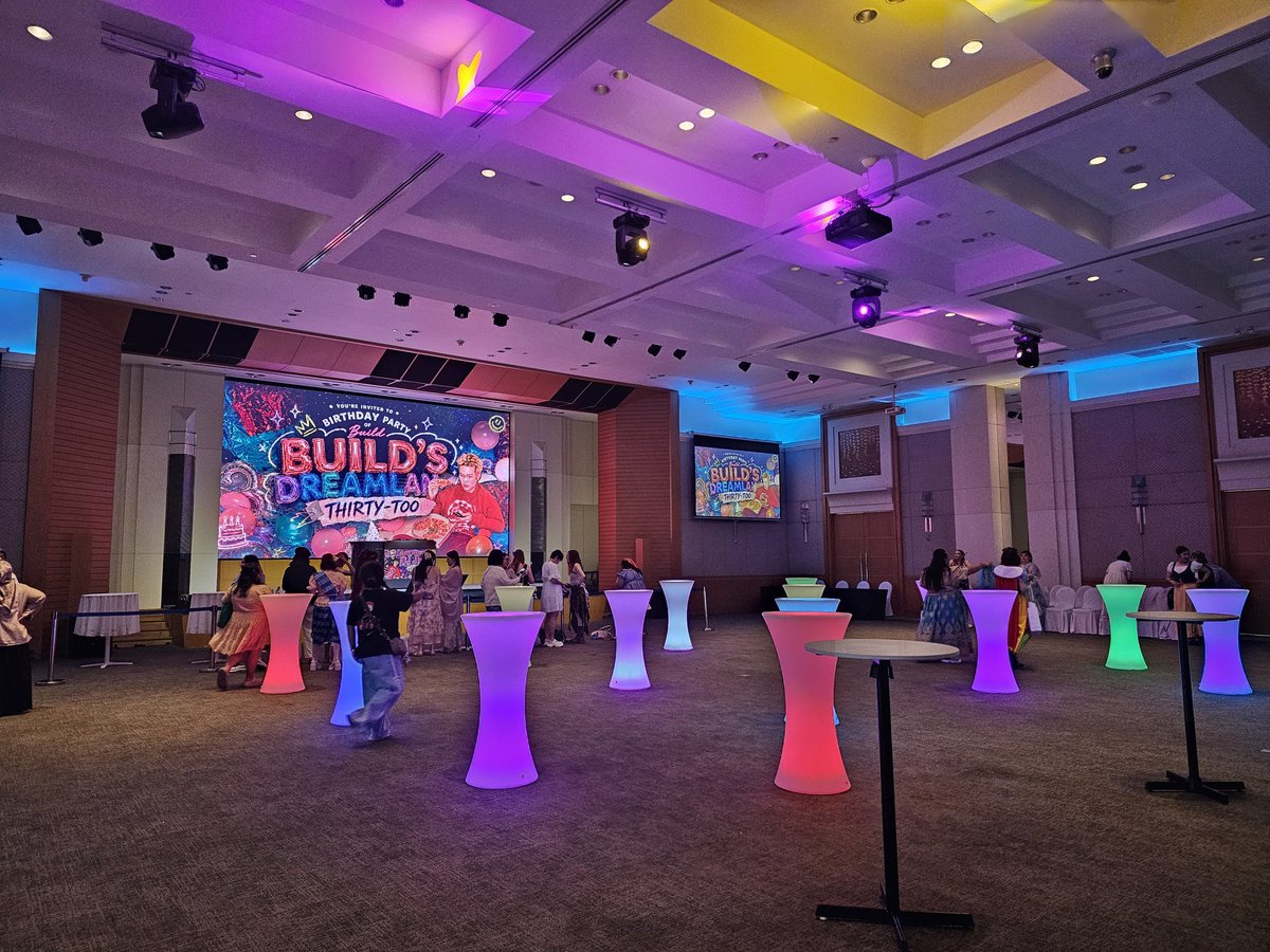 buildyourblue's tweet photo. environment is mixing in here ~ ✨️🥂 

#BUILDsDreamlandThirtyToo 
#BuildJakapan @JakeB4rever 
#Beyourluve https://t.co/5efWhqaHZR