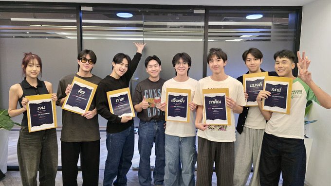 GMMTVFR's tweet photo. 🎬 — KISS ME REMEMBER

Les acteurs viennent de commencer à lire le script de « Kiss Me Remember », la série de #BarcodeKin et #KenPaul. 💋

Nous devrions avoir des photos et informations prochainement alors restez connectés !

🔔 N’hésitez pas à nous suivre afin d’être au courant des actualités de l’agence.

#KissMeRemember   
#GMMTV @KissMeRemember 
#GMMTVFR 
@BarcodeTin @Kinn_ts @Kktken_Lim @tananloh_ @Sangtsangt @punpnsm @g_supakornn_