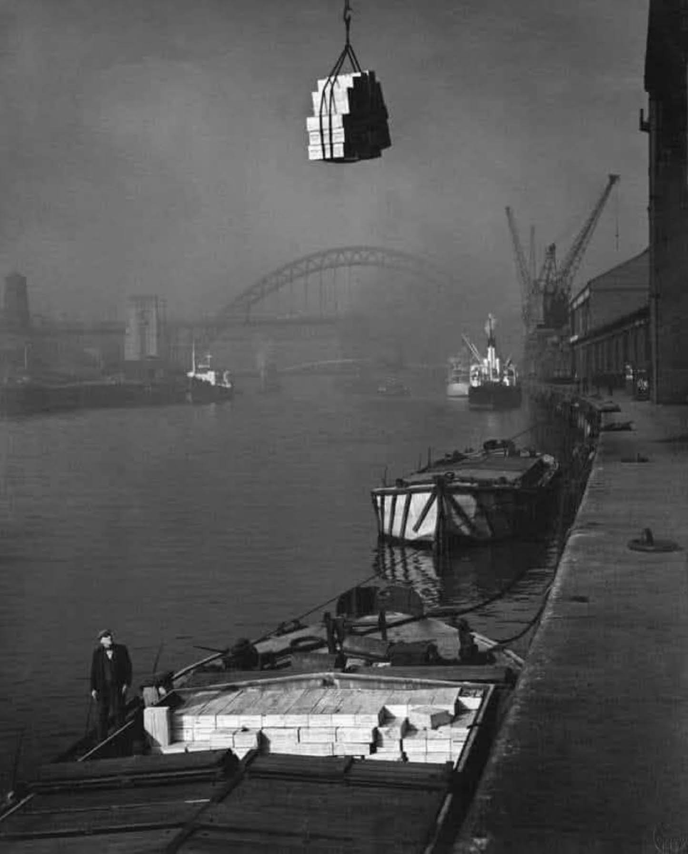 Retra_tos's tweet photo. #photography Muelle, Upon Tyne, Newcastle, 1952. #photographer Harry Morrison #HarryMorrison #retratos #minimalista #photooftheday https://t.co/0wWLWJcErE