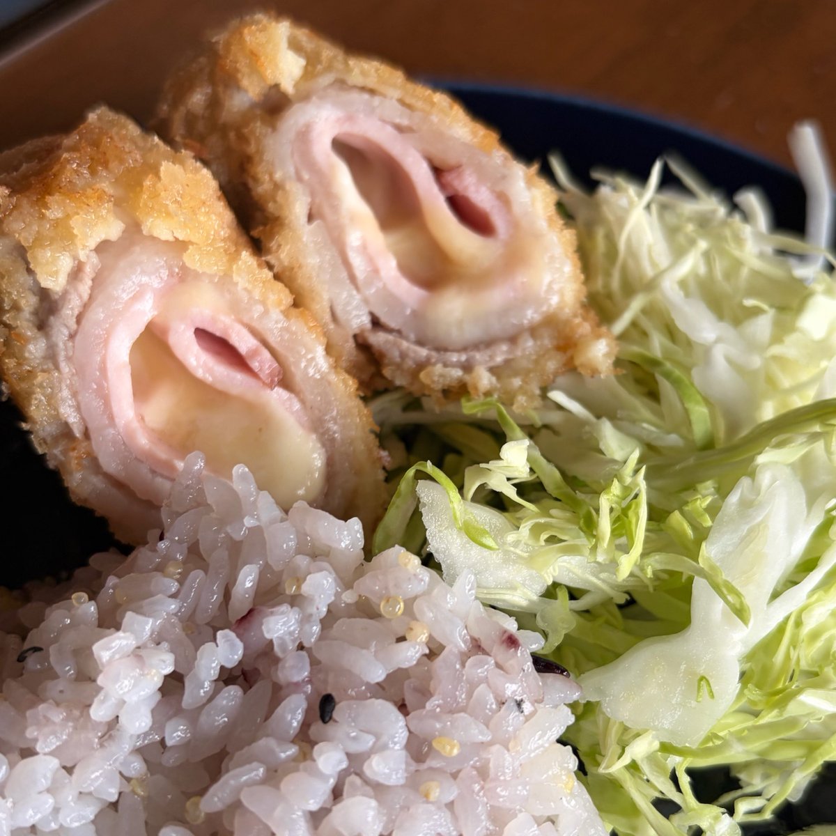 kiyo_kiyohira's tweet photo. 日頃よく支えてくれている館の者の祝いで、リクエスト献立を作った！！！

豚肉とハムのチーズロールフライ！

手間はかかるが、やはり美味い！！！

美味しいものは、褒美にもなるのである。

#きよひらめし https://t.co/mBUBi8g6a4