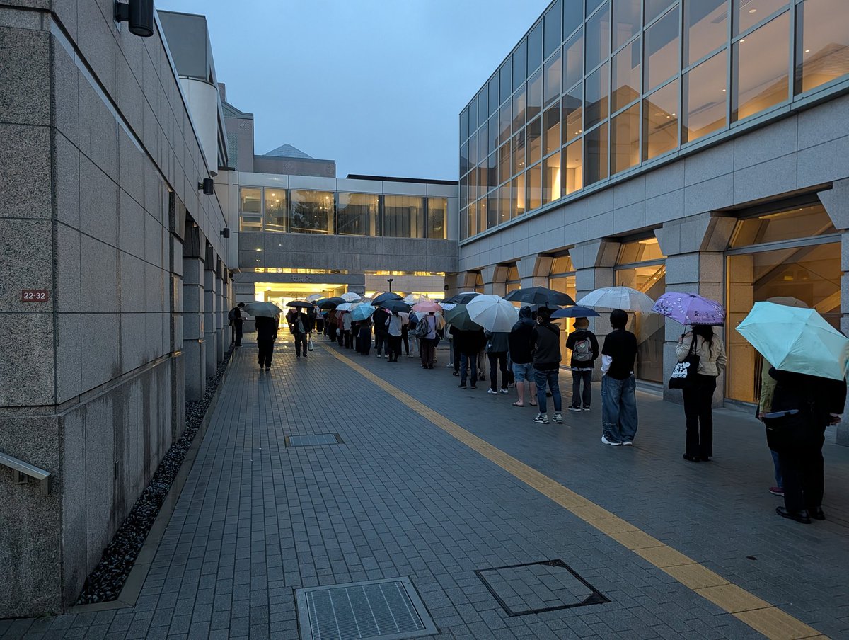 chidaisan's tweet photo. 岸本聡子総決起集会はホール満席につき、あとはロビーなどでモニターを見るという。時間になっても入場しきれず。 https://t.co/Uv98EYrzAr