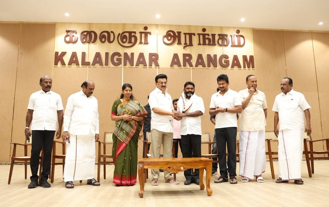 KanimozhiDMK's tweet photo. இன்று அண்ணா அறிவாலயத்தில், கழகத் தலைவர் திரு. @mkstalin அவர்கள் முன்னிலையில், முன்னாள் சட்டமன்ற உறுப்பினர் திரு. @PanaiyurBabu அவர்களுடன் மாற்றுக்கட்சியினர் தி.மு.கழகத்தில் இணைந்த நிகழ்வின் போது. https://t.co/pknbuc81Vh