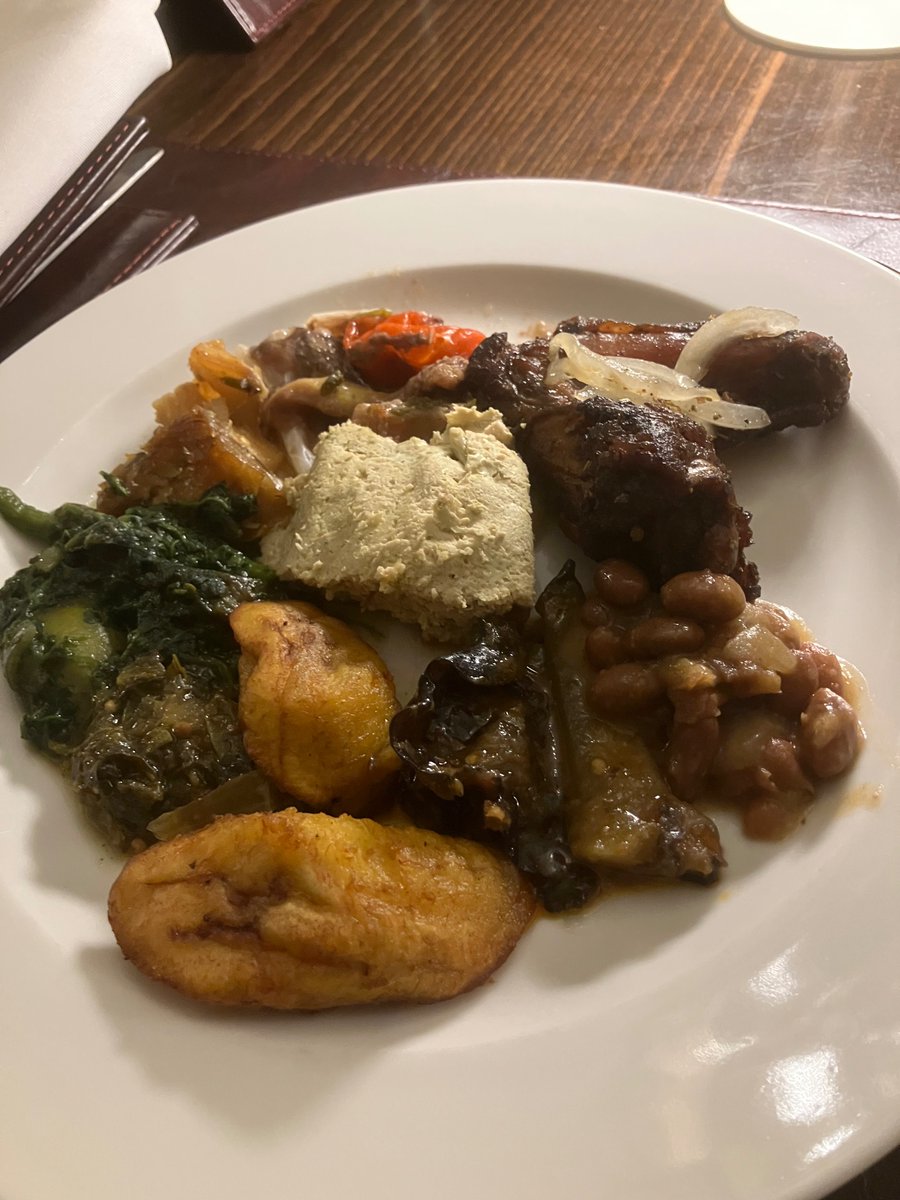 ogata_itaru's tweet photo. J'ai eu l'occasion d'aller dans un buffet congolais. Je ne savais pas comment associer les plats, mais c'était délicieux.

#在外公館料理人 https://t.co/5UKDRTkik2