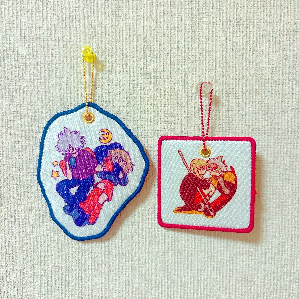 han_char_'s tweet photo. 初めてタグキーホルダー作ってみた〜
星願で頒布予定です〜縦10cmくらいと6cmくらい
ケータマと比べた右画像
大きいね〜 https://t.co/UnNaHv6epw