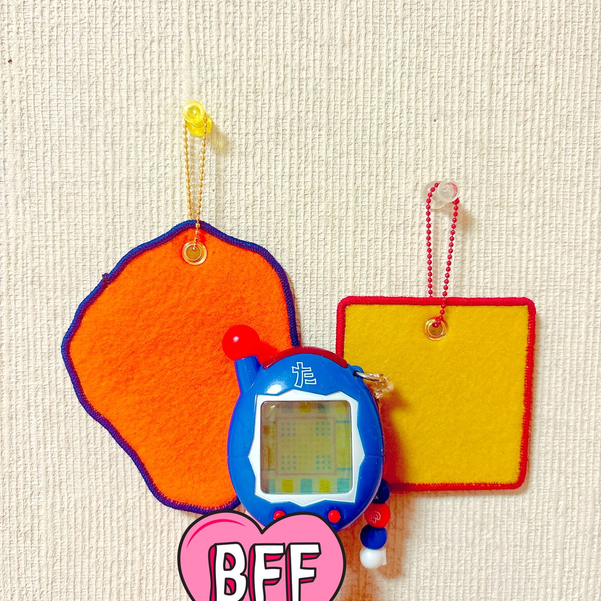 han_char_'s tweet photo. 初めてタグキーホルダー作ってみた〜
星願で頒布予定です〜縦10cmくらいと6cmくらい
ケータマと比べた右画像
大きいね〜 https://t.co/UnNaHv6epw
