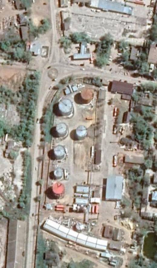 Maks_NAFO_FELLA's tweet photo. 🔥 Semikolodezyansk oil depot in Lenino, Crimea, was attacked overnight.

NASA firms also confirmed a fire at the oil depot. https://t.co/7oAxA3JpoH