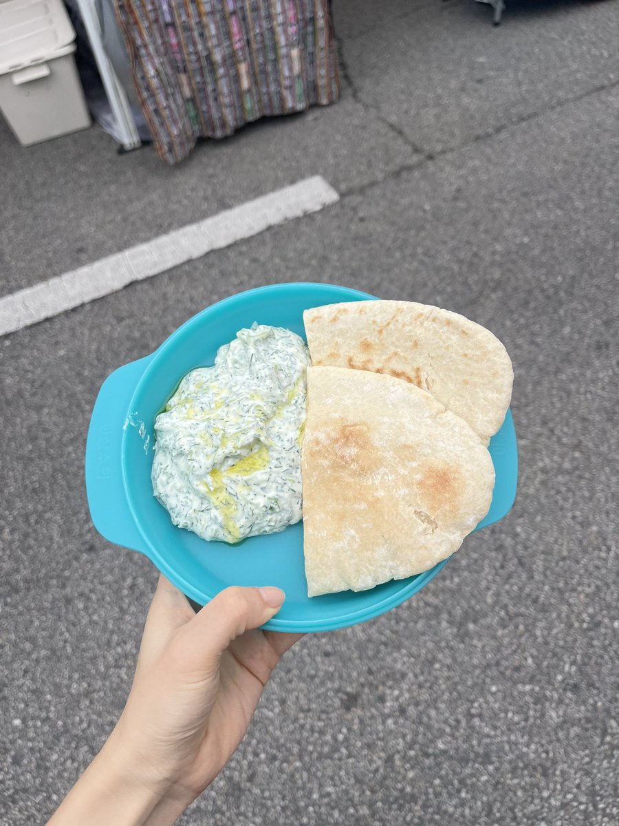 reverse_rasha's tweet photo. 과테말라 대사관에서는 롱가니싸이 뽀요 아사도 먹었고

과카몰리랑 소시지를 얹은 또띠아랑 구운닭고기를 주셨음 (사실 여기는 좀 예상가능한 맛)

그리스 부스에서는 차지키랑 피타브레드 먹었는데 빵 따듯하고 무난하게 괜찮았어용 (여기는 알고보니 대사관 아니고 팔공티에서 나오셧더라) https://t.co/w5ZSFxVeLI