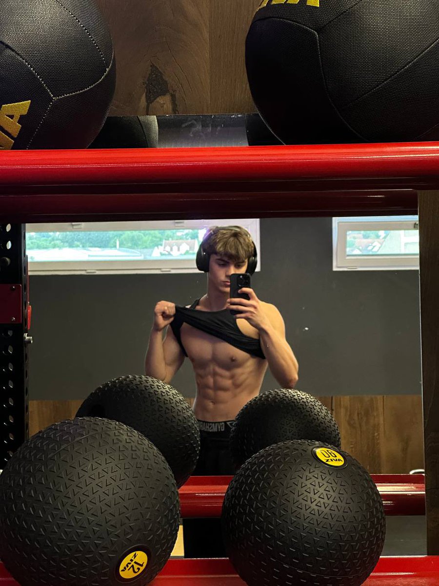 AlphaGodKen's tweet photo. I want you boys getting weaker and weaker tor me. Pay for everything 🤑 https://t.co/oM0INAutto