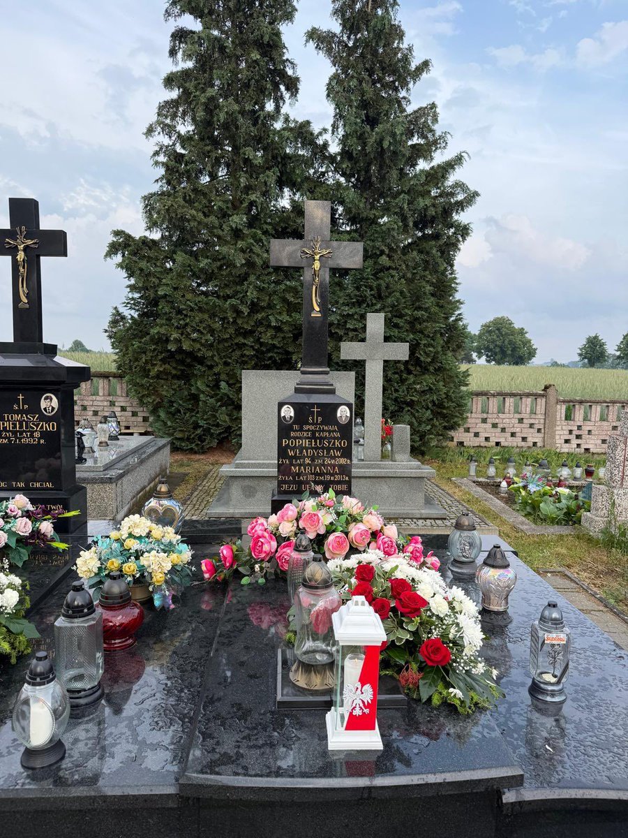 MorawieckiM's tweet photo. To bardzo osobisty wpis, bo są miejsca, do których człowiek nie jedzie jak do punktu na mapie. Jedzie jak do źródła.

Byłem wczoraj w Suchowoli i w Okopach, rodzinnej miejscowości bł. ks. Jerzego Popiełuszki. To moje miejsce szczególne. Ukochane, omodlone, pełne ciszy, wspomnień i wdzięczności. Miejsce, do którego wracam od lat i które zawsze porządkuje myśli.

Każdy z nas ma chyba takie miejsce, w którym mocniej czuje, co naprawdę jest ważne. Dla mnie to właśnie Okopy. Szczególnie w 16. rocznicę beatyfikacji Księdza Jerzego.

Z rodziną Księdza Jerzego łączy mnie przyjaźń od 1985 roku. To już ponad cztery dekady spotkań, rozmów, wspólnego przeżywania pamięci o człowieku, który nie krzyczał, nie nienawidził, nie szukał odwetu, a jednak miał w sobie siłę, której bało się całe imperium kłamstwa.

Spotkałem się z rodzeństwem Księdza Jerzego. Odwiedziłem dom rodzinny, w którym mieszka obecnie jego brat, byłem także w domu siostry. Pomodliłem się przy grobie rodziców, ludzi szlachetnego charakteru, głęboko wierzących, mocnych duchem. To oni wychowali syna, który pozostał wierny Bogu, Polsce i prawdzie aż do końca.

W Okopach szczególnie mocno czuje się, że wielkość nie rodzi się z hałasu. Rodzi się z domu, wiary, pracy, modlitwy i uczciwości. Z tego, co ciche, ale najtrwalsze.

Cieszę się, że mogłem zobaczyć także postępy prac przy Muzeum bł. ks. Jerzego Popiełuszki. To bardzo potrzebne miejsce pamięci, wspierane środkami przekazanymi przez rząd Prawa i Sprawiedliwości. Chciałbym, aby kolejne pokolenia mogły tu przyjeżdżać i rozumieć, kim był Ksiądz Jerzy, nie tylko jako kapelan „Solidarności”, ale jako człowiek sumienia.

Bo jego przesłanie nie jest zamknięte w historii. Ono jest żywe. Także dzisiaj.

"Zło dobrem zwyciężaj" to nie było hasło. To był program życia. I zobowiązanie dla nas wszystkich. Także zobowiązanie dla ludzi Solidarności i Solidarności Walczącej, choć w młodych głowach kołatała się parafraza: zło walką zwyciężaj. Zresztą do dziś się kołacze.

Dziękuję rodzinie Księdza Jerzego za spotkanie, serdeczność i przyjaźń, która trwa mimo upływu lat.

Zawsze dobrze wracać do Okopów. Stąd człowiek wyjeżdża wyciszony i umocniony.