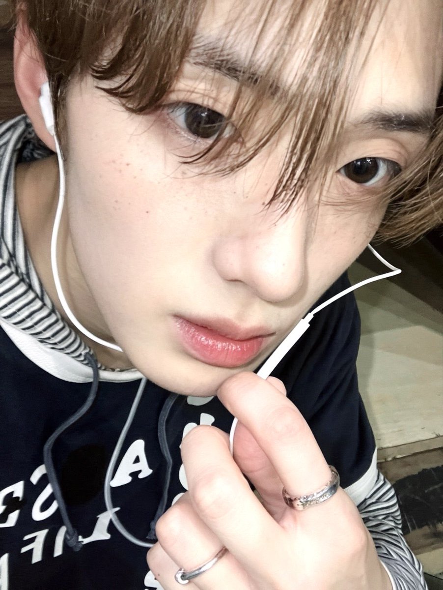 rreennqq's tweet photo. 이어폰♡정상현♡헤드셋 
   둘다쪼음 .. https://t.co/LpUPJcVG2E