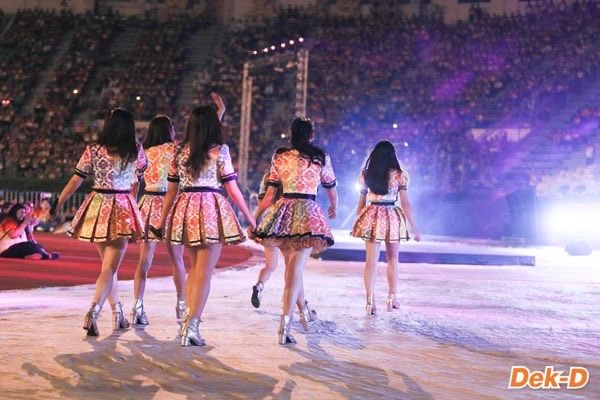 18needshealing's tweet photo. งานบอลจุฬา-มธ มีทั้งแปรอักษร น้ำหนึ่งถือบอลเปิดงาน แล้วก็เพิฟ 6 คนปิดท้าย เสียงเชียร์โคตรรรรดัง
https://t.co/PkwqSLfUks https://t.co/unoPPik1Q9