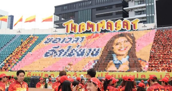 18needshealing's tweet photo. งานบอลจุฬา-มธ มีทั้งแปรอักษร น้ำหนึ่งถือบอลเปิดงาน แล้วก็เพิฟ 6 คนปิดท้าย เสียงเชียร์โคตรรรรดัง
https://t.co/PkwqSLfUks https://t.co/unoPPik1Q9