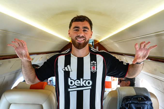 pascalmentality's tweet photo. Orkun Kökçü çocukluk aşkı için Liverpool’u reddetti.

Hakan Çalhanoğlu ise parayı seçti. https://t.co/SNVbtBvGLZ