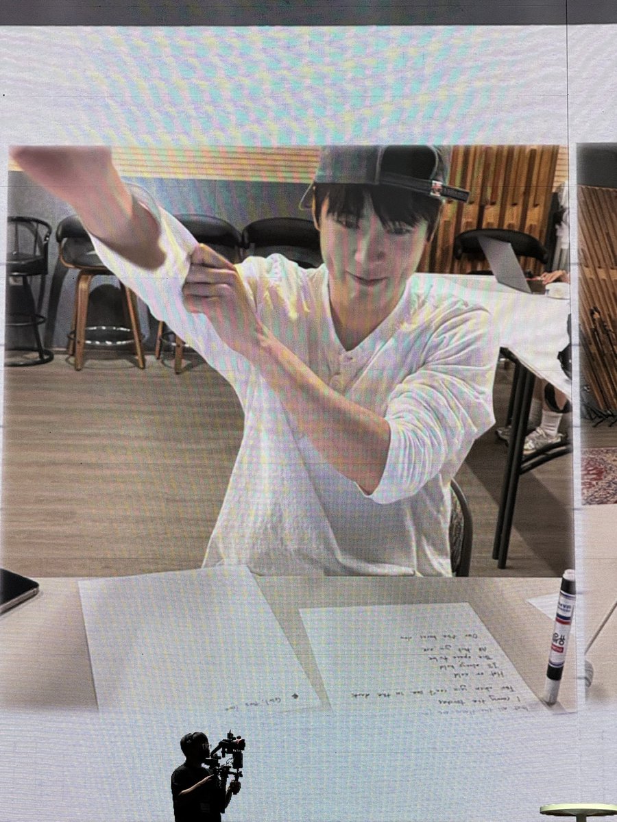 feb14thz's tweet photo. 가사 손글씨 쓸때 일상 사진이래ㅠㅠ... https://t.co/l5ZApIxav2