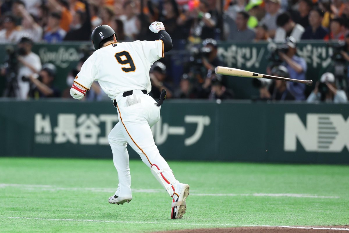 TokyoGiants's tweet photo. 【七回裏】巨人 2-1 ロッテ

二死三塁から #松本剛 選手が勝ち越しの左前適時打を放つ👏 https://t.co/m02uQVnbIK