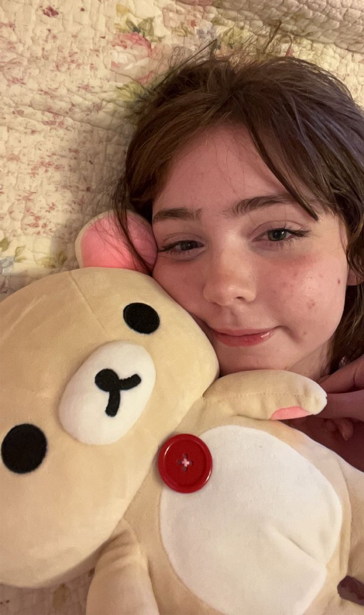 SWizzy155484's tweet photo. @Niggakuromii @DreamLeaf5 Because of the eyebags? The rest looks exactly like Eevie. This girl is, again, 30. When she was younger around 18 she definitely did not have these eyebags. https://t.co/oPum25G0ol