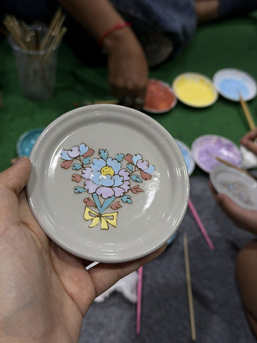 marblistique's tweet photo. ได้นั่งเพ้นท์สิ่งนี้ ฟรี! ในงาน crafts bangkok เมื่อวาน แวะไปอุดหนุนชามเบญจรงค์ของร้านนี้ได้นะ ร้านอยู่ติดกับที่มีวงดนตรีสดเลย แม่ค้าใจดีม้าก กกกก ♥️♥️ https://t.co/sbtc9T9aGO