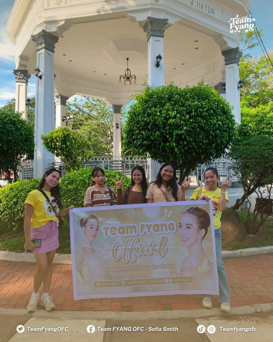 TeamFyangOFC's tweet photo. 𝐓𝐄𝐀𝐌 𝐅𝐘𝐀𝐍𝐆 𝐏𝐑𝐄𝐒𝐄𝐍𝐓 𝐀𝐓 𝐀𝐒𝐀𝐏 𝐗𝐏 𝐕𝐈𝐂𝐓𝐎𝐑𝐈𝐀𝐒! ✨

Rain or shine, Team Fyang never misses a moment! The local squad was present at 𝐀𝐒𝐀𝐏 𝐗𝐏 𝐕𝐈𝐂𝐓𝐎𝐑𝐈𝐀𝐒 to cheer for Fyang with pure love. No map needed, our hearts automatically guide us straight to wherever you are, @imsofiasmith! 🤍🤗

#ASAPXPVictoriasCity #FyangSmith