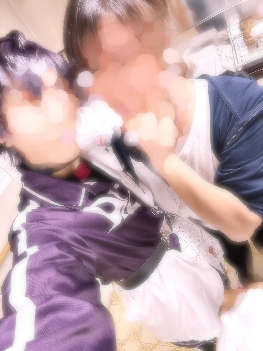 sakuuraneko's tweet photo. 友人の誕生日のサプライズ🎉
着いた友人迎えたら車の鍵閉められたの笑ってる https://t.co/rwkKai6fFD