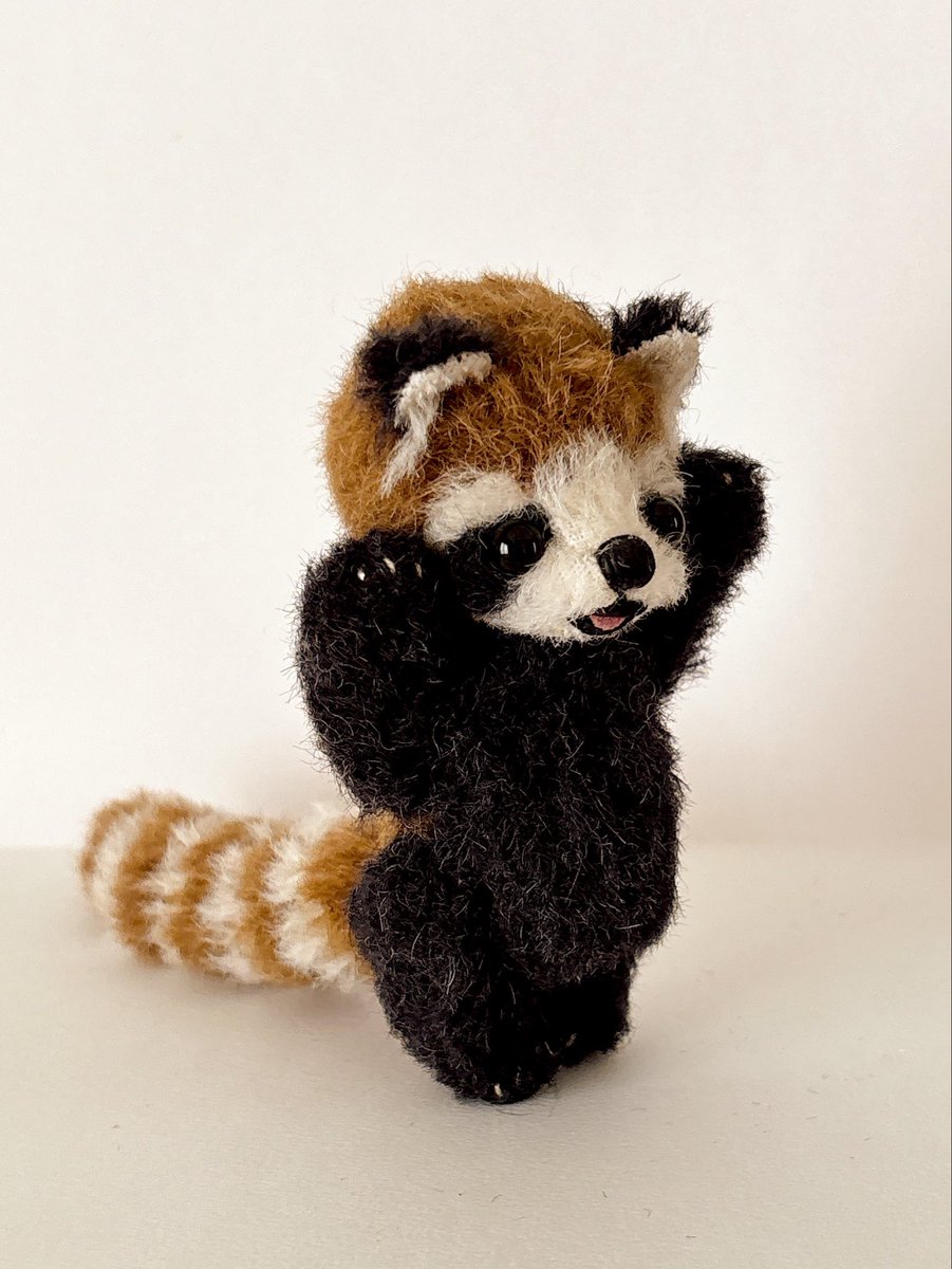 手乗りサイズのレッサーパンダ 今回は2匹作ったのでお顔や色合いをお