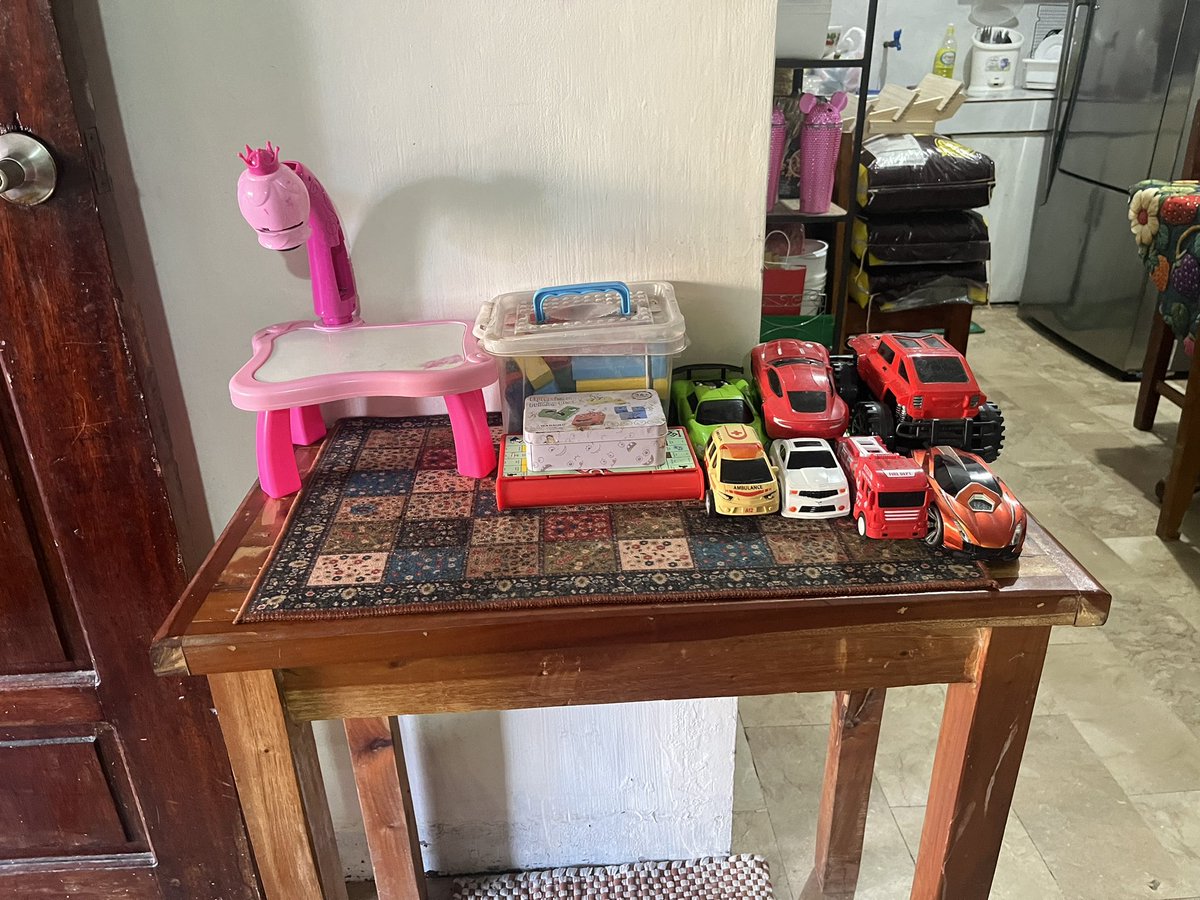 mchaeldevera's tweet photo. Tangnang ‘to! Kung kailan tumanda tsaka nag display ng laruan?! Mukha bang naglalaro pa ng ganyan mga anak mo lalo na yang grade 5. Kaloka!  Siya pa galit pag di nakita yung sinasabi niya at kung anu-ano pa pinapahanap! 

POTACCAH!! https://t.co/TqJ7HeL4js