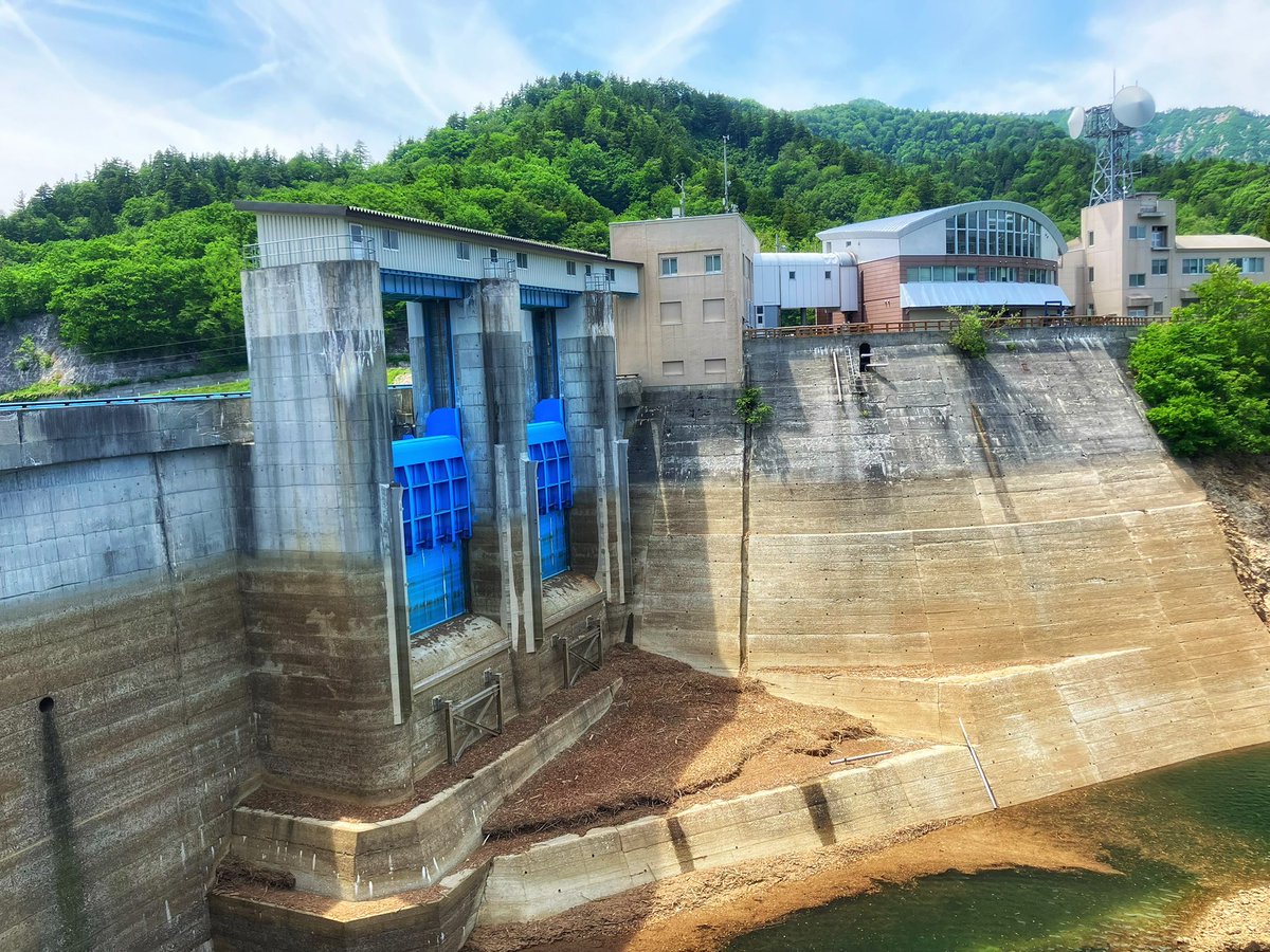 dam_RN23N's tweet photo. 矢木沢ダム(群馬県利根郡みなかみ町)
利根川の最上流部に位置するアーチ式コンクリートダム。春の点検放流ではジャンプ台からの放流が有名ですね。
それにしても久々のアーチダムで天端から下流を覗き込むと足がガクブルです💦
(2026/6/1) https://t.co/tTqdUQFFcW