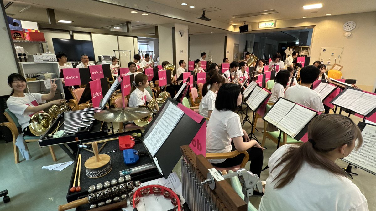 dolcewind_info's tweet photo. 今日は老人保健施設エーデルワイス様にて慰問演奏を行いました💐

利用者さん・スタッフさん問わず楽しんでいただけるよう、心を込めて演奏させていただきました！

最後には多くの「ありがとう」をいただけて嬉しかったです😊

 #浜松市  #吹奏楽  #団員募集中  #ドルチェウインドオーケストラ https://t.co/blhlcvb0Vq