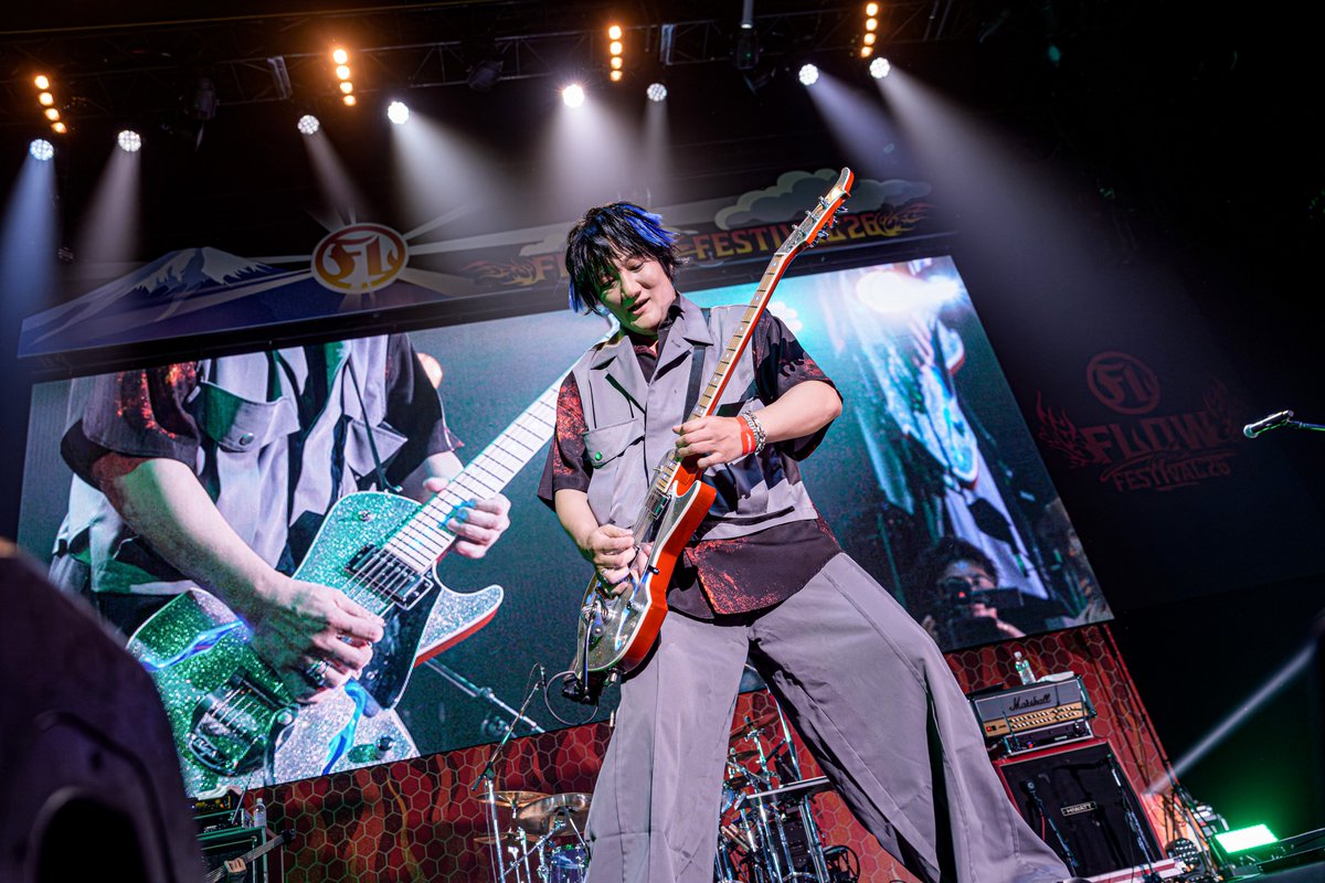 FLOW_official's tweet photo. 📸速報LIVE PHOTO

ロックバンドが創るアニソンロックフェス🎸
『FLOW THE FESTIVAL 2026』🔥

メインステージ3番手
angelaさん (@angela_staff)✨

圧巻のボーカルと力強いギターサウンドで
グッと引き込まれるステージでした🔥
爆笑必至のMCも癖になります🙌

Photo by SUGI (@Sugi_Yu7)

#angela #FTF2026 #FLOWフェス 
@angela_atsuko @angela_KATSU