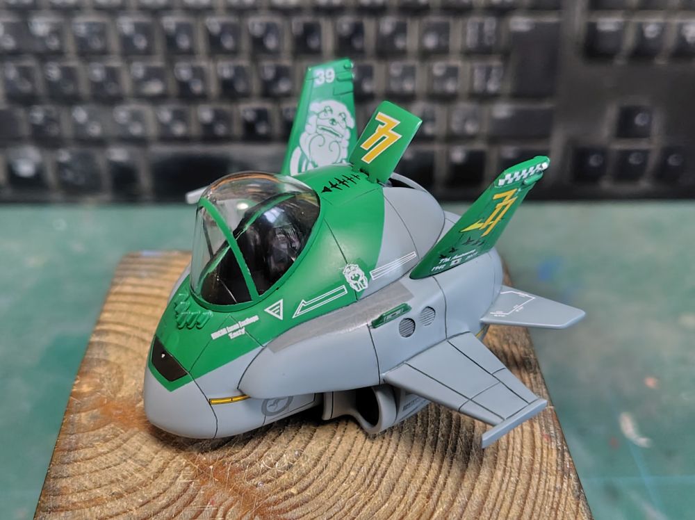 kanmi_konjyaku's tweet photo. 本日までのホーネットです。
自作デカールの貼り付け作業を進めてます。
主翼上面に国籍マークが無いと、ちょっと寂しい感じ。
#たまごひこーき #eggplane https://t.co/pFR2HObS60