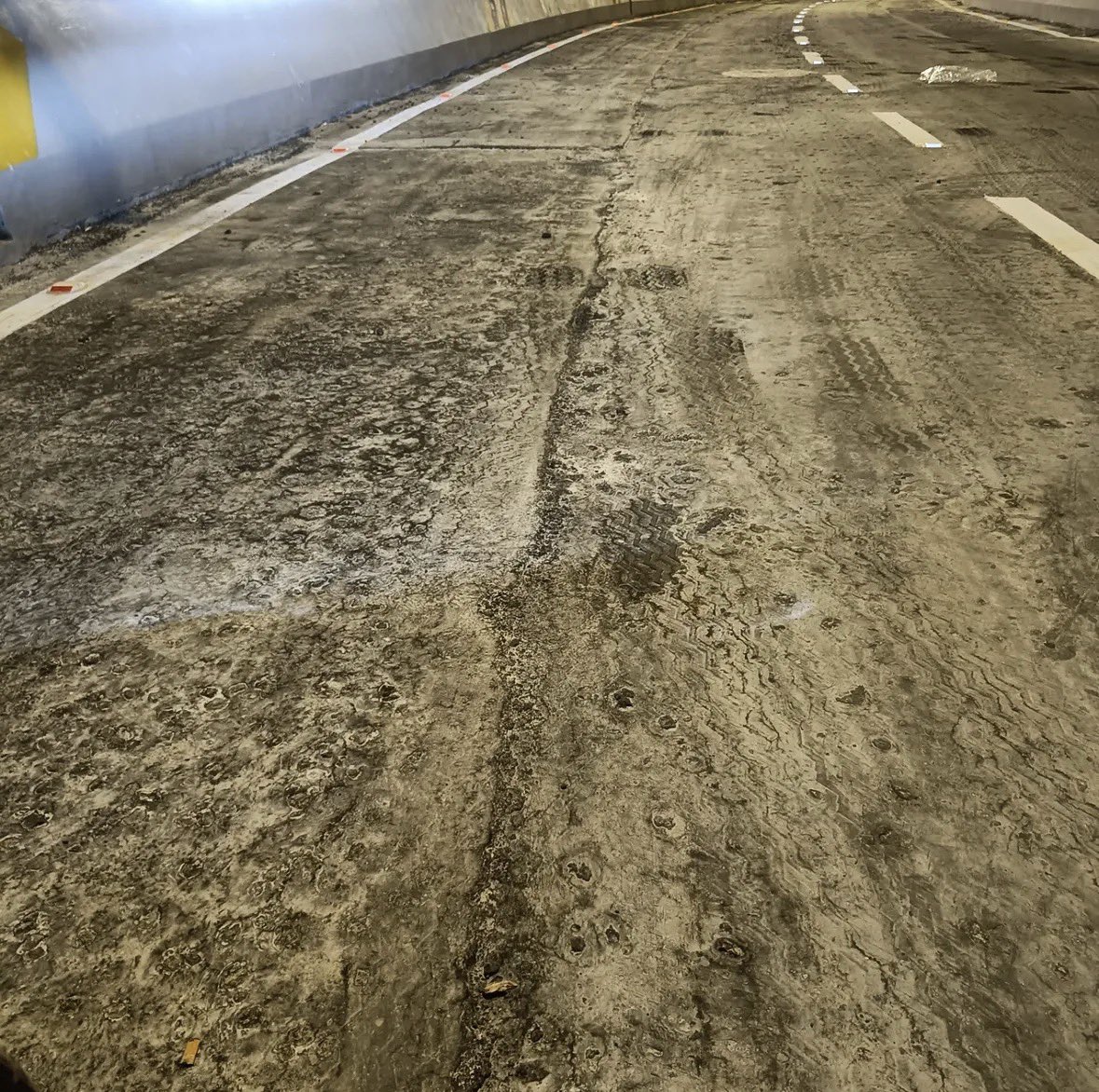 BefittingFacts's tweet photo. Some pictures of NEWLY inaugurated Mrunaltai Gore flyover extension in Mumbai.

Patches, Tyre Marks, Stones. https://t.co/Hv41KFQtB9