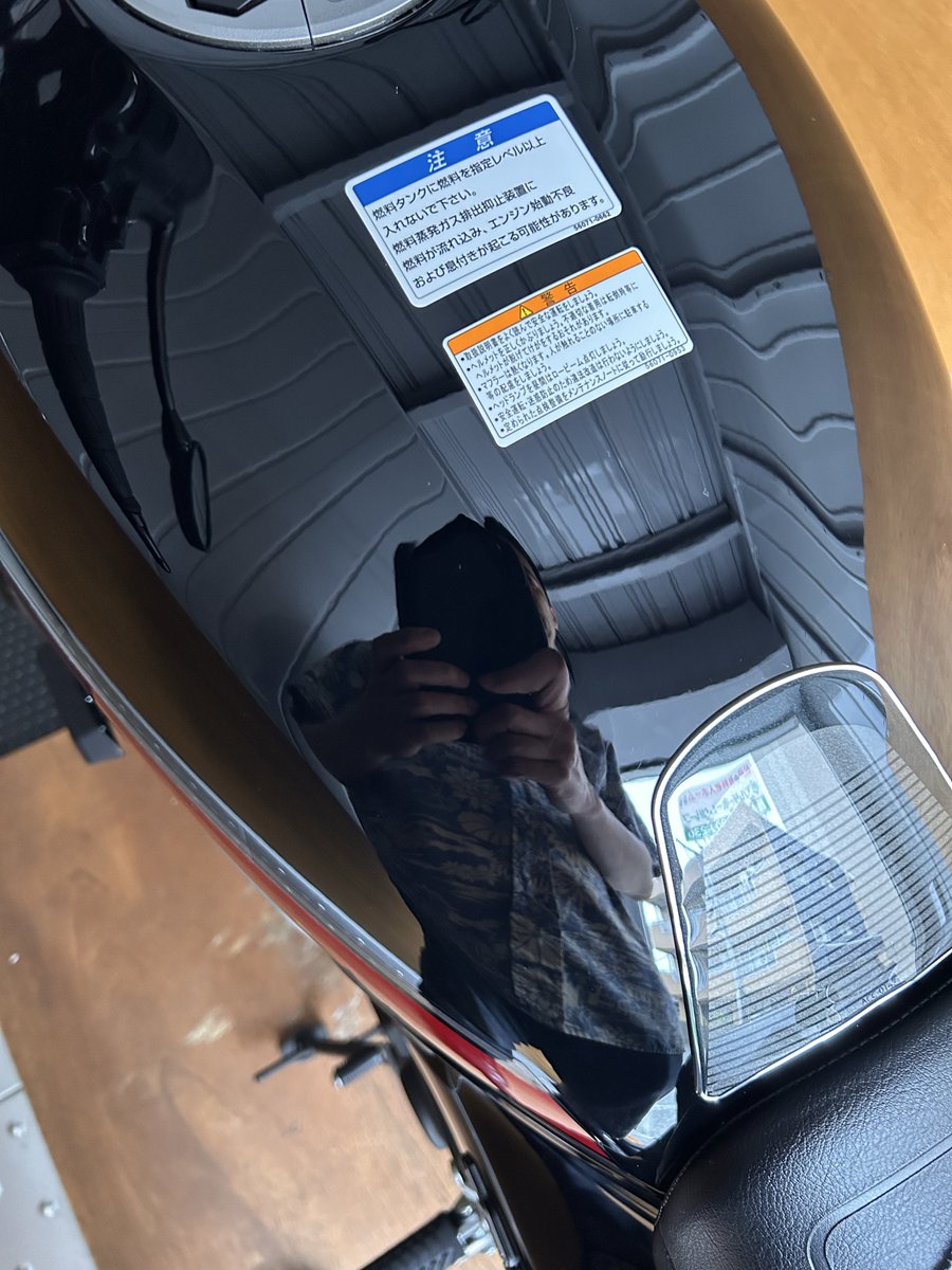 Base1551843's tweet photo. 週1度は愛車と向き合う時間を作るため、2りんかんで手に入れたシュアラスターのゼロクリームと言う製品を使って磨きました。まさに鏡面仕上がり！
超微粒子のマイクロパウダーがコンパウンドのような働きをして微細な傷も埋めてくれます✨手軽にカルバナ蝋の本格的な輝きが手に入る製品！👍 https://t.co/G3Yl5xGqQK