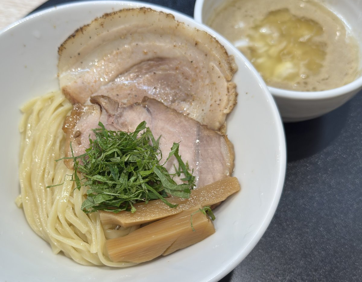 Omoomoo_5598's tweet photo. #らーめん
麺屋伊藤
鶏白湯白醤油つけ麺

大将の🍜への熱い想いが乗り移ったとしか思えないつけ汁は器もアッチッチ🔥で持ち上げられず🥹
麺だけ食べて帰る事になるのでは🤔と心配したけれど取って貰えて事なきを得た😮‍💨
鶏の旨みが濃縮された粘度高めの濃厚つけ汁がとにかく美味い👍
存在感抜群な🥩も🤤 https://t.co/KVuGkmo0dq