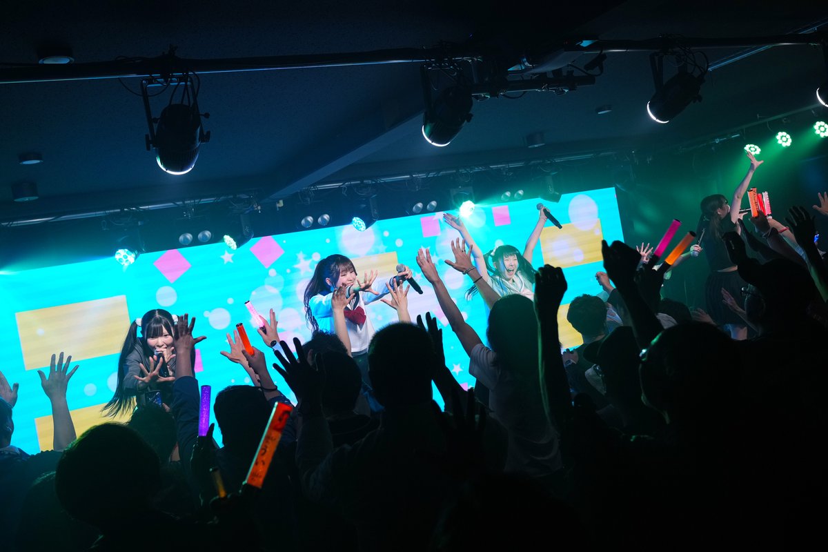 technology_nc's tweet photo. ワンダーホワイト定期ライブ
#ワンホワ さんの衣装がなんと！😍
高校生の時よりも青春できた１日でした☺️
セブズさん以外の時間で写真を撮りましたのでコッソリと掲載。
望遠でも撮りたいのに動画機で使ってしまっていて撮れないのが悲しいです😫 https://t.co/5N2HYeQYxM