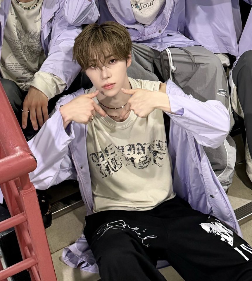 rnuvunn's tweet photo. OMG 너무 잘햇고 수고햇어🫳🏻💜💜
르노가 무대 위에 있으니 활동기가 이렇게 재밌는 거라는 걸 깨달앗어요... 8월은 더 많이 기대하고 있어야지 😁🪽🪽 https://t.co/eZhSdqkRwK