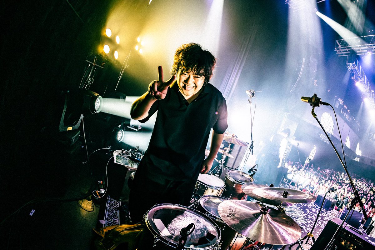 ovuanhondayujin's tweet photo. 昨日のライブのオフショット見てるんですけど、自分が組んでるバンドのように愛を頂いていて、かなり幸せである。
過去一いい顔して演奏したな…

改めて最高のツアーでした！！！！
これからもぶち上がっていきましょう
💪💪
#PompadollS 
#SORツアー

📷by
@yusuke_mphoto https://t.co/fHIMMFt1iZ