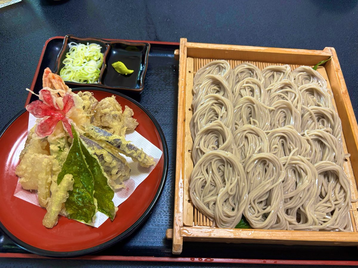 dignity_1122's tweet photo. お昼は十日町の清兵衛さんでへぎ蕎麦。めちゃくちゃ混んでたけど、今まで食べたへぎ蕎麦の中で一番かも…並んで良かった！ https://t.co/m6AqbQ25MS