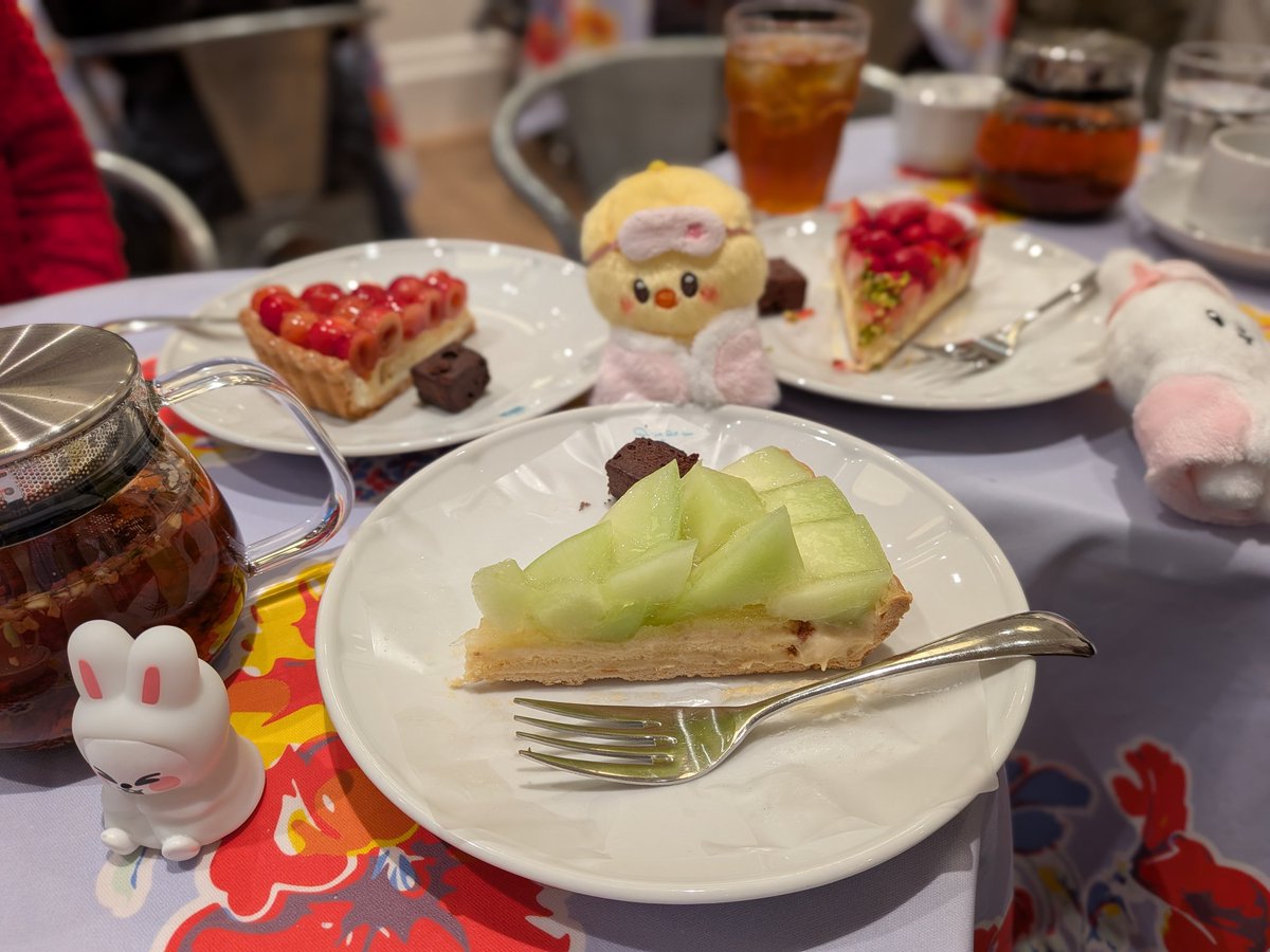 Angel_pudding92's tweet photo. 今日は娘の卒業袴を見にお出かけ🌸
ずっと食べたかったキルフェボン🍓🍒🍈のタルト🥧もたべたよ〜
お値段は目が飛び出ました🤯がそれだけの価値があるタルトでした😊昼は麻辣湯w https://t.co/ntUA2tMMSd