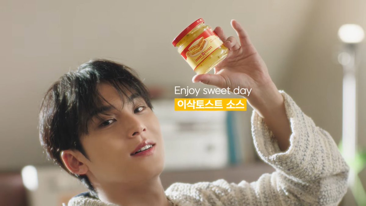 Moonismean's tweet photo. A Textbook Example of Product Line Expansion and Launch Strategy: Isaac Toast's New Commercial

Isaac Toast has selected Kim Mingyu as its new model and launched a promotional campaign.
The commercial, released on May 18, features Mingyu of SEVENTEEN delivering the message that when you're craving something sweet, there's no need to go far you can now enjoy Isaac Toast at home as well.

The ad shows Mingyu making toast himself using Isaac Toast's signature sauce in a relaxed home setting, emphasizing moments of sweetness enjoyed in everyday life.

With the slogan "Enjoy Sweet Day," the commercial announces the launch of Isaac Toast's signature sauce as a retail product after more than 20 years of popularity. It encourages consumers to create sweet moments at home using the sauce.

Advertising critics at AP News gave the commercial particularly high scores for message clarity and effectiveness, noting that it clearly communicates the expansion of Isaac Toast's product lineup through intuitive visuals.

The campaign received an overall average score of 6.0 out of 10. Critics generally agreed that while the advertisement successfully communicates the brand's expansion beyond its traditional restaurant setting, it does not leave a particularly strong impression of what uniquely differentiates Isaac Toast from competitors.

Critics also highlighted the decision to cast Mingyu, a member of one of K-pop's most popular groups, as a strategic move aimed at attracting younger consumers.

The combination of Isaac Toast's familiar image and Mingyu's polished, trendy appeal helps reposition the brand as a youthful lifestyle brand rather than just a value-oriented food chain.

One reviewer argued that the campaign may also resonate emotionally with consumers because Isaac Toast has recently faced public discussions regarding business challenges.

In that context, the launch of its signature sauce can be interpreted as part of the company's efforts to find new growth opportunities.

https://t.co/GgcM9uq1b5
