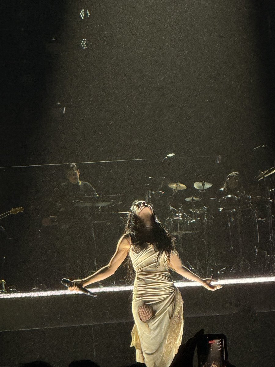 latiasebi's tweet photo. si hay algo que hice en esta vida fue ir a recitales y digo con total convicción que lo que vi hoy no se parece a nada. Nadie tiene su fuerza, su magnetismo, su carisma, su pisada. Realmente de los mejores shows que vi en my life, totalmente épico!!! 
Lali ya es una leyenda 🇦🇷🤘🏼 https://t.co/27Y9W4IPhp