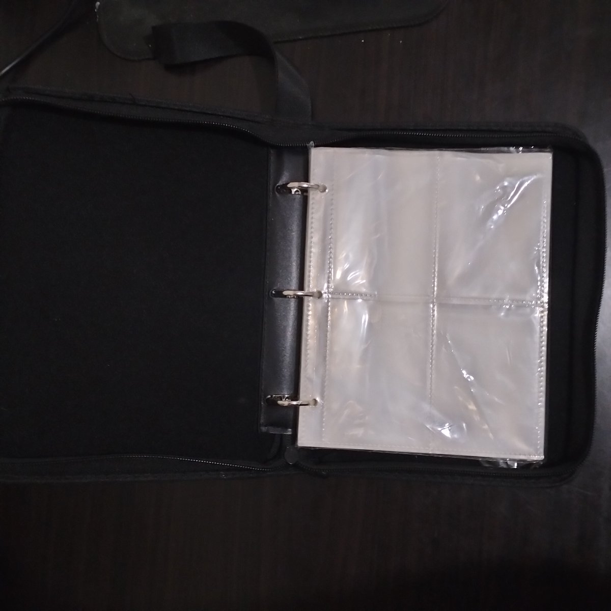 softboistan's tweet photo. wts lfb ph

Black Ring Binder with Sleeves
- In good condition
- With 50 sleeves (back to back)
- Issue: some of the sleeves for the ring hole are ripped

PHP 150
rfs: decluttering 

MOP: GCash / Maya
MOD: J&amp;T  
# kpop tcg binder https://t.co/OxJ396T8Nn