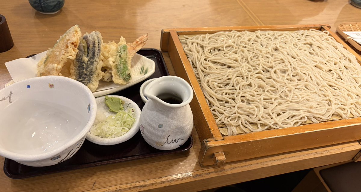 SKtw58's tweet photo. お蕎麦や杉うら
特盛天せいろ

ココの蕎麦屋マジ美味い🤤

オススメは鴨汁蕎麦のようだけど、つけ汁が温かい蕎麦はどうも好きじゃ無くて😅

何にしてもココはオススメ👍 https://t.co/cwFQDPiet1